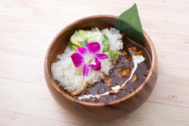 画像: カイラ自家製・牛スジカレー お店で2日間かけてじっくりし込んだ、柔らかな自家製の牛スジをたっぷり使用しています。口の中でほろっととろける感覚をお楽しみください。