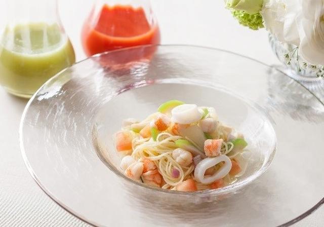 画像: ■イタリア料理「イル・テアトロ」『UN’ESTATE ITALIANA~イタリアの夏~』 南イタリアの華やかな夏の味覚をお届けします!ランチコースでは、夏季限定でマンゴースイーツや初夏の愛らしいスイーツが並ぶ、デザートワゴンが登場。お好きなスイーツをお好きなだけどうぞ。 また、イタリアの夏を想わせる、新鮮な桃と魚介のスパイシーな冷製カッペリーニパスタはシェフおすすめの一品。ディナーコースでは、パッションフルーツとマンゴーのソースを添えた活オマール海老のソテーなど、地中海沿岸の風と夏の太陽をイメージしたメニューをご用意いたします。