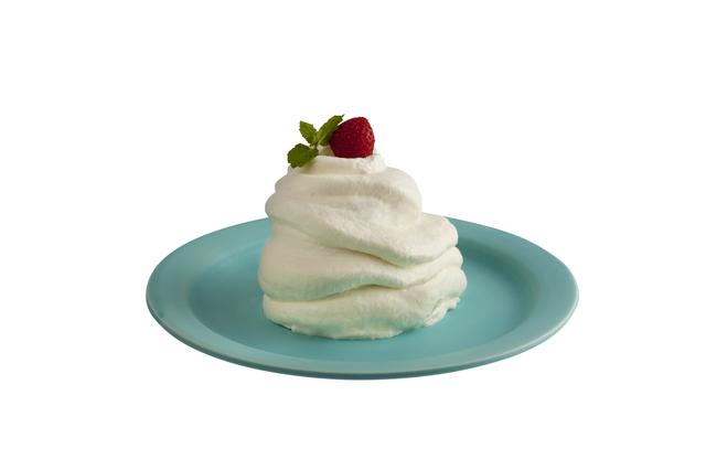 画像: ミルキークリームと苺のシフォンケーキ