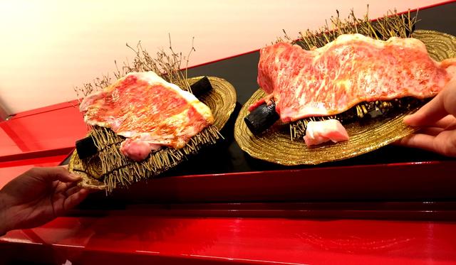 画像: 座席までレーンで運ばれてきたお肉を、自分で取って、その場で焼きます。