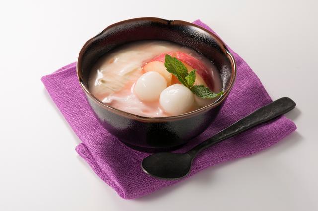 画像: ・桃と白玉のクリームデザート 399円(税込430円) とろ~り優しい甘さの桃のクリームとコクのあるマスカルポーネクリームのダブルクリームと、もちもち白玉を一緒に楽しむ和テイストのデザート。クリームの下にはゆであずきが隠れています。