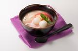画像: ・桃と白玉のクリームデザート 399円(税込430円) とろ~り優しい甘さの桃のクリームとコクのあるマスカルポーネクリームのダブルクリームと、もちもち白玉を一緒に楽しむ和テイストのデザート。クリームの下にはゆであずきが隠れています。