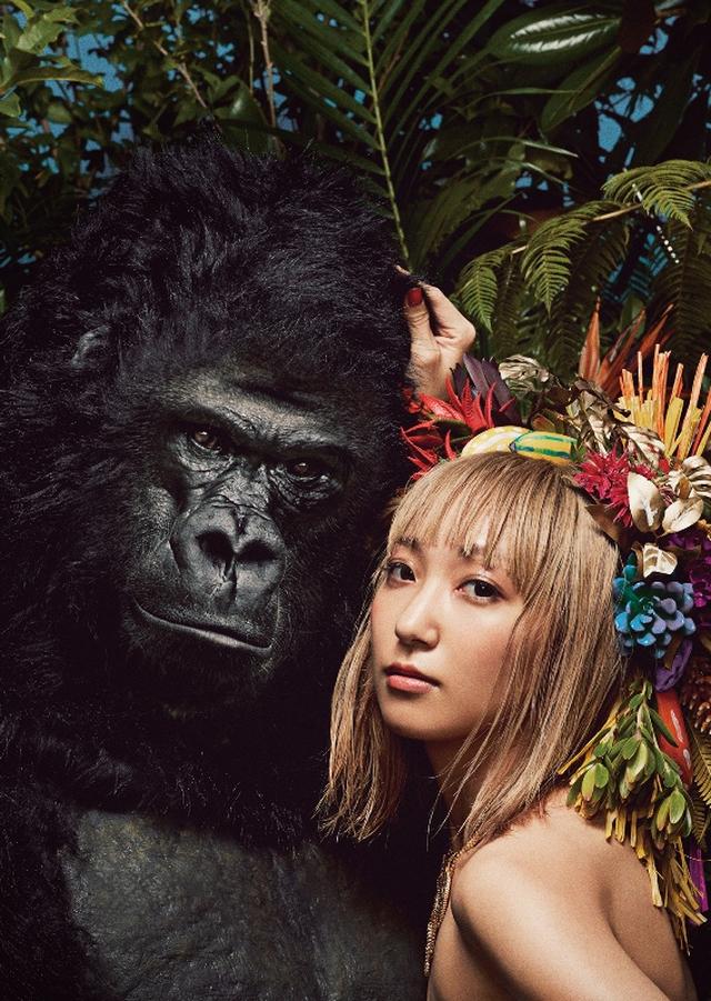 画像: 【あっこゴリラ】 レペゼン地球のラッパー、あっこゴリラ。リズムで会話する動物、ゴリラに魅了され、「あっこゴリラ」と名乗りはじめる。自由に生み出されるラップスタイルに定評あり。