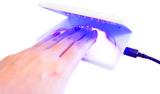 画像: HOMEI コンパクトジェルライト(USBタイプ/LEDライト) 2,800円 ジェルネイル硬化用の折りたたみ式LEDライト。USBコードをつないでスイッチを入れると、45秒タイマー設定のLEDライトが照射されます。2回に分けての硬化で済む幅広サイズで、フットネイルにも使用できます。スリムだから収納もスッキリ!