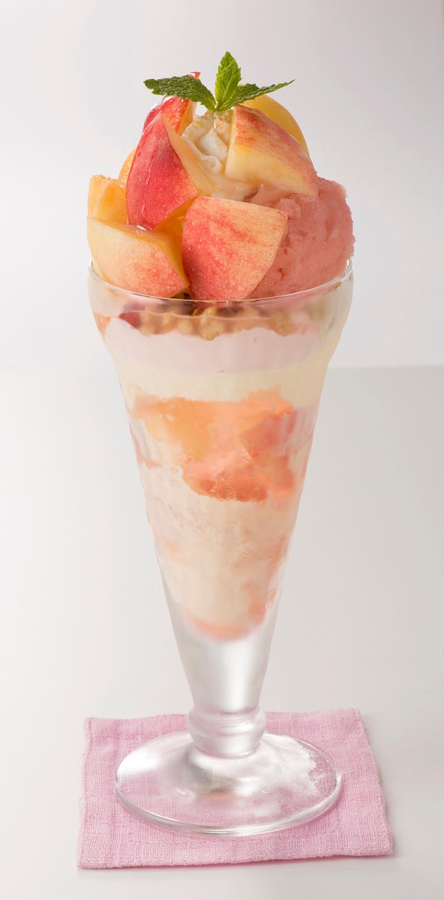 画像: ・フレッシュ桃のザ・サンデー 749円(税込808円) 食べやすいサイズにカットしたフレッシュの桃、10カット分と、桃のクリームやピーチゼリー、ピーチソースなど桃の魅力をぎゅっとグラスに重ねた桃づくしのサンデーです。マスカルポーネクリームのまろやかな甘みと、プラムソルベのすっきりとした酸味がアクセントに。最後のひとくちまで桃の香りと美味しさを味わっていただけます。