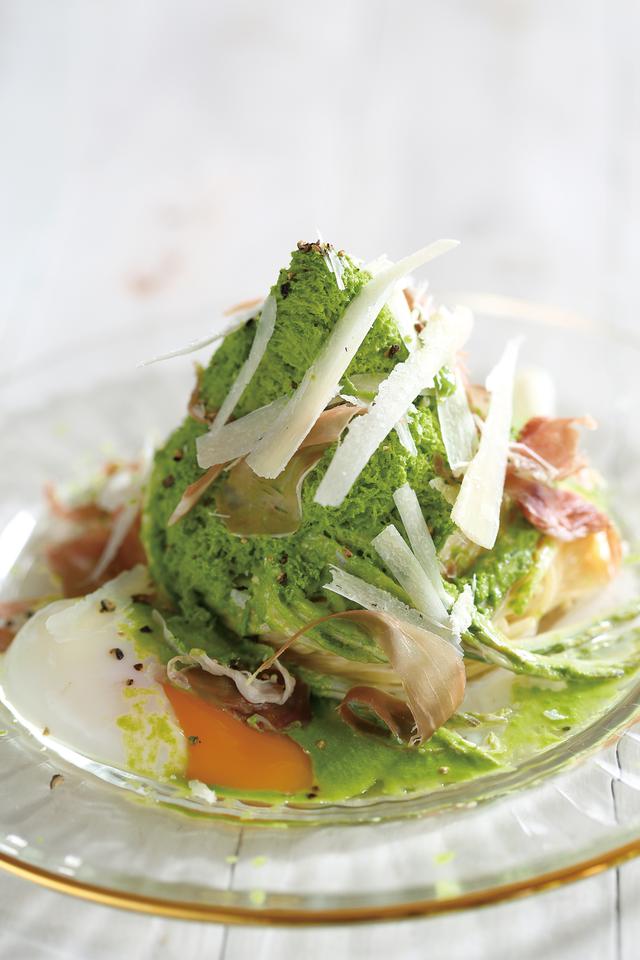 画像: ■商品名:スノーアイスパスタ~生ハムとアスパラガスの冷たいカルボナーラスパゲッティ~ ■価格:1,290円(税込)※パン&グリッシーニ、コーヒーまたは紅茶つき ■販売期間:8月21日(月)~ 9月8日(金) ■商品説明:平日ランチタイム テラス席限定。アスパラガスのクリームソースをかき氷仕立てにし、生ハムとチーズ、濃厚な温度卵と合わせて食べる“冷製カルボナーラ”。さわやかなアスパラガスにソースが程よく絡む、夏でもサラリといただける新感覚のかき氷パスタ。