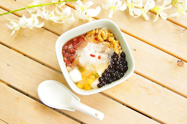 画像: 「台湾豆花かき氷」 価格:Sサイズ 518円(税込)/Mサイズ 734円(税込) 豆花(トウファ)とは、豆乳を使用した台湾のヘルシースイーツです。当店では、無調整の有機豆乳100%使用し、台湾の伝統的なスタイルの豆花をオリジナルで再現しました。独自に配合したきび糖シロップと豆花と甘さ控えめのつぶあんが、もちもちの白玉によく合います。ひんやりと冷たいかき氷は夏季限定のトッピングです。