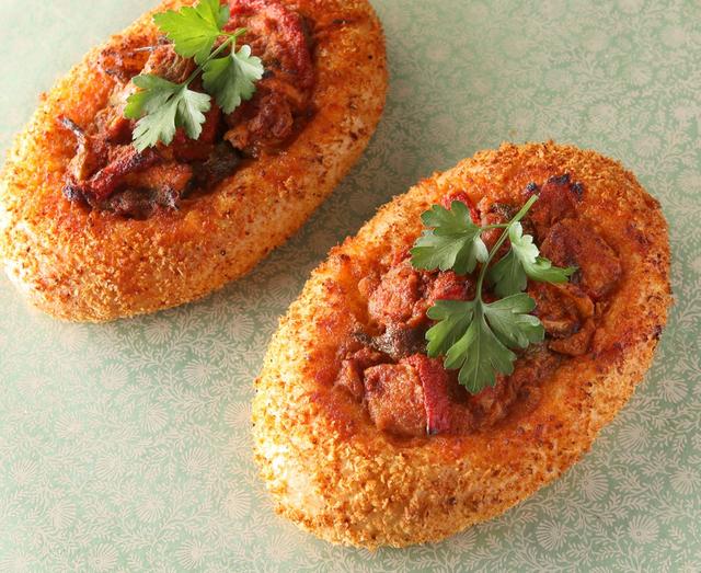 画像: 商品名:プレ バスケーズ ~チキンのバスク風 トマトや夏野菜と共に~ 価格(税抜):480円 販売店舗:ル パン ドゥ ジョエル・ロブション(渋谷ヒカリエShinQs店、ニュウマン新宿店) 商品詳細:チキンをパプリカやトマトと一緒に煮込んだフランスの郷土料理をフレンチレストラン ガストロノミー“ジョエル・ロブション”のシェフがアレンジした贅沢なパンです。 唐辛子のピリッとしたスパイシーな味わいとスモークパプリカの風味、トマトが香る爽やかな味わいが特徴です。