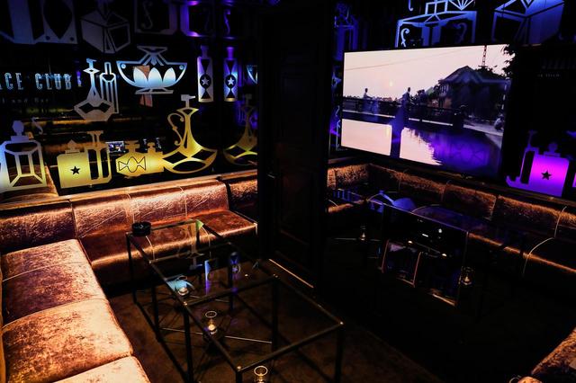 画像: 店内にはカラオケ個室やDJブースも