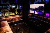 画像: 店内にはカラオケ個室やDJブースも