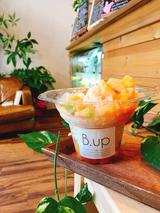 画像: 《creamy nuts》 濃厚アーモンドミルクに蜂蜜を加えた氷をベースに旬の果物をカットしたものをトッピング。有機牛乳とてんさい糖をじっくり煮詰めた自家製練乳をたっぷり振りかけて、リッチな味わいをお楽しみいただけます。生のアーモンドをノーウォークジューサーで粉砕後、店内でローストし、たっぷりの蜂蜜に漬けた自家製ハニーナッツもふんだんに盛り込んでいます。自然の甘さとアーモンドミルクの氷、そこに加わる旬の果物の甘みにきっとトリコになること、間違いなし!(発売当初は夕張メロンをトッピング予定です)