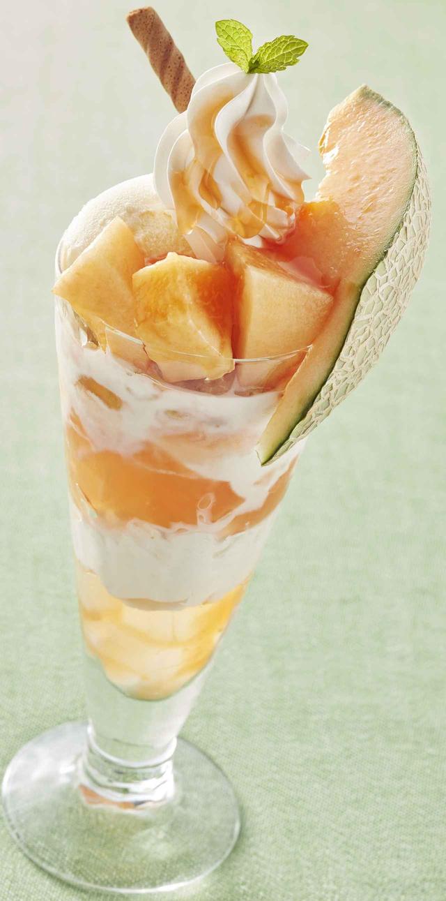 画像: 北海道産らいでんメロンパフェ 699円 らいでんメロン、メロンゼリー、バニラアイス、ソフトクリーム、アロエなど・・。らいでんメロンの赤く熟した果肉が豪華にトッピング。メロンの魅力が満載です