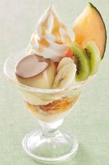 画像: 北海道産らいでんメロンプリンアラモード 599円 らいでんメロンとソフトクリームまで乗った贅沢なプリンアラモードです。