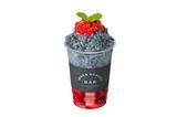 画像: Organic Shave Ice SUMI BERRY 商品名称 オーガニックシェイブアイス スミベリー 商品価格 800円(税抜)/ 864円(税込) 炭シェイブアイス / イチゴ / ブルーベリー 四国産、無農薬で育った孟宗竹(もうそうだけ)を、よりデトックス効果やミネラル補給効果が期待できるよう高温の専用土窯で焼き上げた竹炭と、オーガニックミルクを使用したかき氷。竹炭には、地中から吸い上げられたカルシウム、カリウム、ナトリウム、鉄分などの天然ミネラルがバランスよく豊富に含まれています。また、炭の吸着効果で、腸にたまった老廃物を吸収し体外へ排出することにより、腸内環境を整え、デトックス効果が期待できると言われています。 メラニン色素の抑制やコラーゲン生成に必要なビタミンCが豊富なイチゴやブルーベリーをトッピング。暑い日差しにさらされた肌のケアや、夏風邪予防にもおすすめ。フレッシュなベリーの酸味と甘みが広がる夏にぴったりな一杯です。