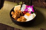 画像: ◆GREEN ASIA TOKYO<3F> アジアン風鶏唐揚げ丼 スモールサイズ 730円(税込)レギュラーサイズ 880円(税込) ジューシーな鶏唐揚げに、当店オリジナルのスウィートチリソースを絡めました。