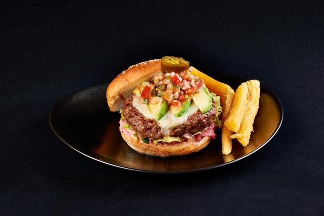 画像: テックスメックスバーガー ¥1,728 (バルバッコア) バルバッコア自慢のブラックアンガス牛を贅沢 に 180g 使用した、肉の旨みを存分に味わえ るバーガーです。サルサソースで味付けされた 南米の肉料理シュラスコ専門店ならではの陽 気なバーガーです。