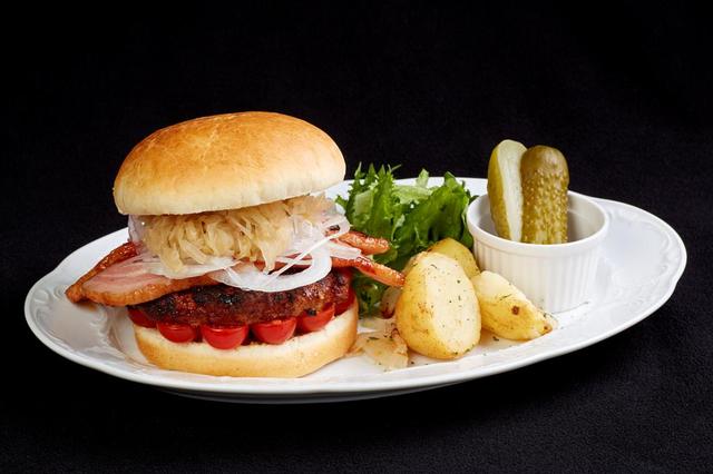 画像: フランツィスバーガー ¥1,680 (フランツィスカーナー バー & グリル) ふっくらハンバーグに酸味の効いた自家製ザワ ークラウト、ドイツ産ベーコン、フレッシュトマトと オニオンに、ドイツの黒ビールを使用したまろや かで深いコクのデミグラスソースが魅力。 ビールのお供にも最適です。