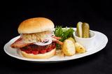 画像: フランツィスバーガー ¥1,680 (フランツィスカーナー バー & グリル) ふっくらハンバーグに酸味の効いた自家製ザワ ークラウト、ドイツ産ベーコン、フレッシュトマトと オニオンに、ドイツの黒ビールを使用したまろや かで深いコクのデミグラスソースが魅力。 ビールのお供にも最適です。
