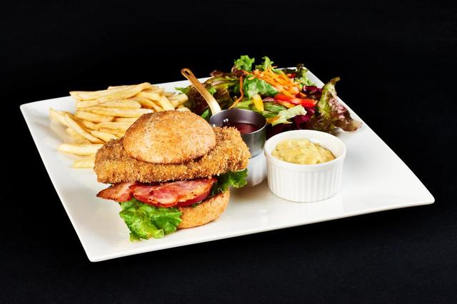 画像: 牛かつバーガー¥1,680 ※ドリンク付き (グリル ドミ コスギ) 全粒粉と天然酵母使用のバンズからはみ出 したボリューム満点の US サーロインの牛かつ に、新鮮野菜と自家製のアボカドマヨネーズソ ースをかけた個性派バーガー。洋食店ならで はの調理法で揚げた牛かつは、口の中に肉 の旨みがじゅわっと広がります。