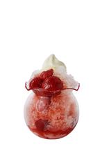 画像: <限定 15 食>金魚鉢のストロベリーフラッペ ¥980 (毛利 サルヴァトーレ クオモ) 自家製の苺のコンフィチュールとシロップのかき氷に北海道ミルクソフトを添えた贅沢なフラッペ。ごろっと果肉感溢れるみずみずしい苺の甘 さと、ミルクソフトの濃厚な味わいが口いっぱいに広がります。まるで金魚鉢の中を泳ぐ金魚のような見た目にも美しい一品。