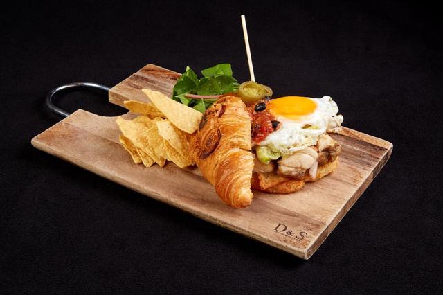 画像: トスターダバーガー ¥1,700 (エッグセレント) メキシコの朝食の定番トスターダの具材である チキンやハラペーニョ、サルサなどをクロワッサン でサンド。付け合せのトルティーヤがメキシコの 風を感じさせます。