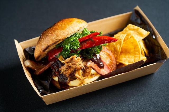 画像: B-SIDEバーガー ¥1,200 (ゴリラコーヒー) スパイスをすり込んだ豚肉を BBQ スタイルで火入れし、ホロ ホロに柔らかくしたアメリカ南部の 伝統料理プルドポークをサンド。 厚切りベーコン、マッシュポテト に、ケールソテー、辛さ控えめフ レッシュ赤唐辛子と個性豊かな味わいが華を添えた、六本木ヒ アルティメットベーコンチーズバーガー ルズでしか食べることができない激レアメニュー。