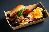 画像: B-SIDEバーガー ¥1,200 (ゴリラコーヒー) スパイスをすり込んだ豚肉を BBQ スタイルで火入れし、ホロ ホロに柔らかくしたアメリカ南部の 伝統料理プルドポークをサンド。 厚切りベーコン、マッシュポテト に、ケールソテー、辛さ控えめフ レッシュ赤唐辛子と個性豊かな味わいが華を添えた、六本木ヒ アルティメットベーコンチーズバーガー ルズでしか食べることができない激レアメニュー。