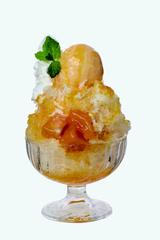 画像: MangoKAKIGORI ¥1,200(TSUK(タスク)) ボリューム満点のビックサイズかき氷が登場。たっぷりのホイップクリームとアイス、フレッシュなマンゴーの果肉とソースがたっぷりかかった濃厚な 味わいです。