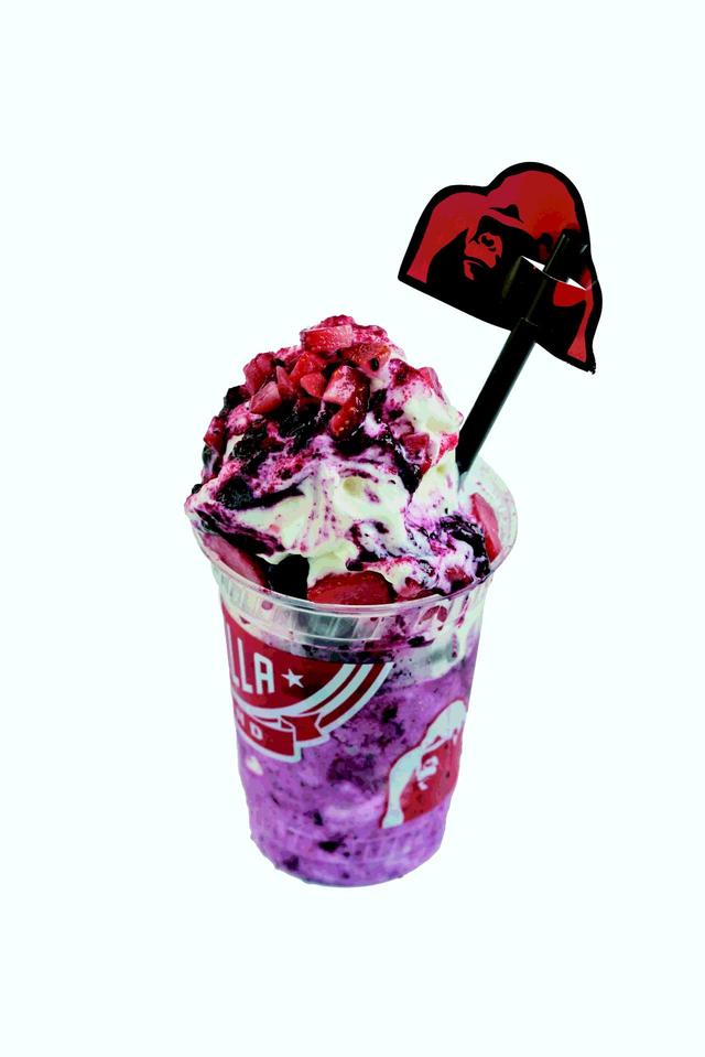 画像: エンパイアベリーサマーサンデー (ゴリラコーヒー) NY の“エンパイヤステートビル”をイメージしたというアートなスイーツドリンクが登場。 ヨーグルトアイス&ミックスベリーをブレンダーにかけ、エスプーマやベリーをトッピングしたサンデー。 ヨーグルトとベリーの酸味が爽やかな味わい。ボリューム&迫力満点のまさに SNS 映え必至の “ビジュアル系”スイーツです。