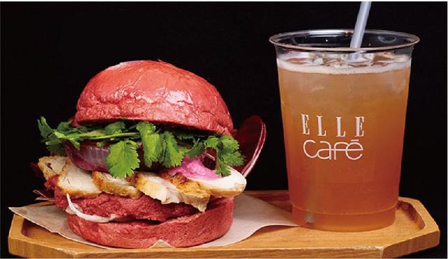 画像: チキンブレストとピンクフムスのピンクバーガー ¥1,728 (エル カフェ) ビーツパウダーを練り込んだピンクバンズに、ヘル シーチキンや色のアクセントとなるピンクフムス、 エル カフェオリジナルのココナッツヨーグル ト”coyo”のピンクソースを合わせた、女子ウケ 抜群のフォトジェニックかつヘルシーなバーガー。 ピーチココ味のコンブチャがセットになった限定メ ニュー。