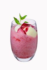 画像: グラニータ(ストロベリー/レモン全2種) 各¥626(カプリカフェ) イタリアの夏の大定番ドリンク。爽やかな果実を感じる一品。