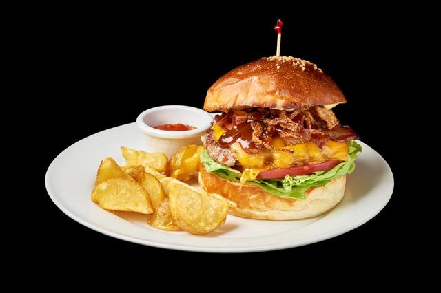 画像: アルティメットベーコンチーズバーガー ¥1,512(エーエス クラシックス ダイナー) 桜チップでスモークしたオリジナル BBQ ソースが自信作。肉汁あふ れる包丁チョップの粗挽きパテ 130g はジューシーで、ローストした 自家製ベーコンはカリカリ!とろけ るコルビージャックチーズなど、それ ぞれの個性を濃厚な燻製ソース がまとめ上げます。