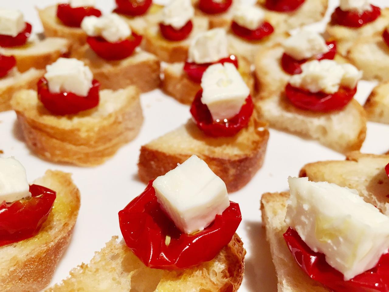 画像: ドライトマトのカナッペ。ドライにすることで、更に甘みが増しています。