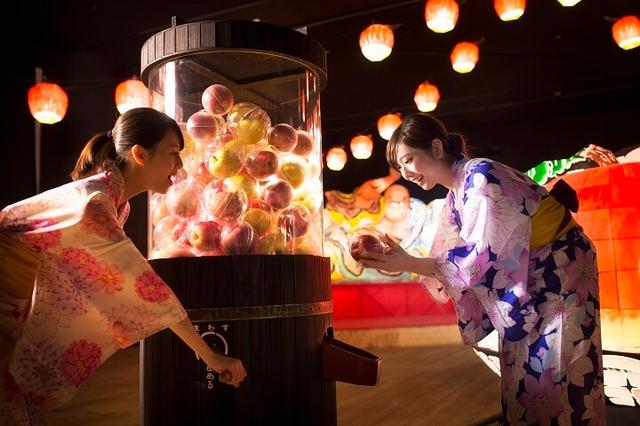 画像: 生のりんごが出てくる「りんごガチャガチャ」