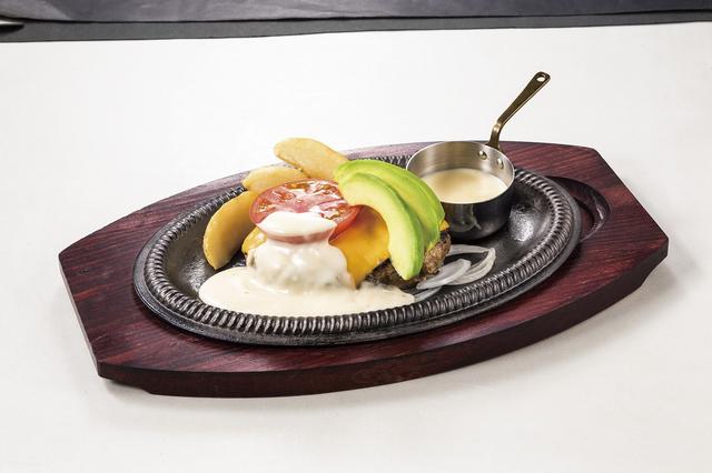 画像: ■アボカド・トマトのダブルチーズハンバーグ 【200g】1,741円(税込1,880円)/サラダバー付 【300g】2,038円(税込2,200円)/サラダバー付 フレッシュアボカドを1/4個とトマトスライスをトッピングしました。「森のバター」とも呼ばれるアボカドのクリーミーな味わいとトマトの酸味が、とろけたチーズのコクと合わさると深みのある美味しさに。 ※ハンバーグは粗挽きタイプです。 カウボーイ家族のハンバーグは、お店で毎日ブロック肉を切り分けてミンチから手作り。ひとつひとつ丁寧に手ごねしてふっくらジューシーに焼きあげます。 しっかりした肉の食感がお楽しみいただけます。