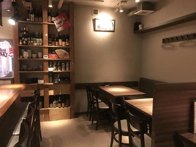 画像: この奥にも席があり、日本酒が豊富に揃っていましたよ。
