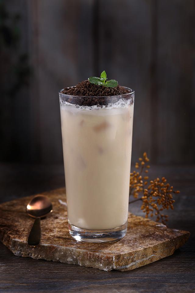画像: THE ALLEY 三食感ミルクティー Mサイズ ¥600- 3つの願いを1回で叶えるTHE ALLEY名物ミルクティー。こだわりの3つの食感(タピオカ・ナタデココ・3色ゼリー)が楽しめる、アッサム茶ベースの一品。