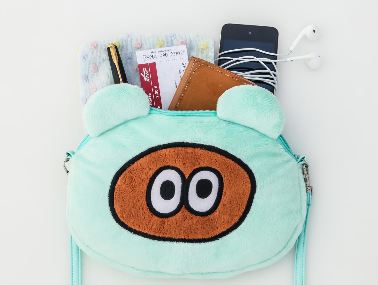 画像: 一家に一匹たぬきゅん！ たぬきゅんもこもこポシェット サイズ（約）：H17×W24×D1.5cm ストラップの長さ124cm [すべて最大値]