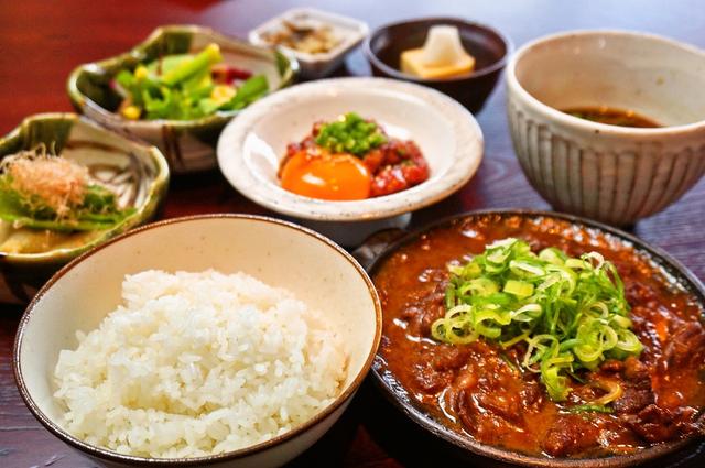 画像: 和牛ゆっけと牛スジ煮込み定食・・・1780円 名物「肉割烹ゆっけ」や「和牛スジ煮込み」を堪能できるボリューム満点定食。 ・肉割烹ゆっけ ・和牛スジ煮込み ・出汁巻き玉子 ・京小松菜と京揚げのお浸し ・自家製人参ドレッシングの生野菜サラダ ・京漬物2種 すぐき、柴漬け ・ライス(京都産キヌヒカリ) ・赤だし
