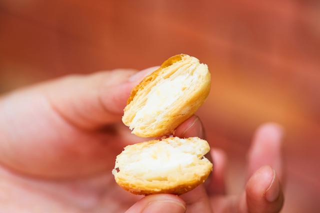 画像: サクサクパイの中に共同開発のソフトクリーム風味チョコが入っています
