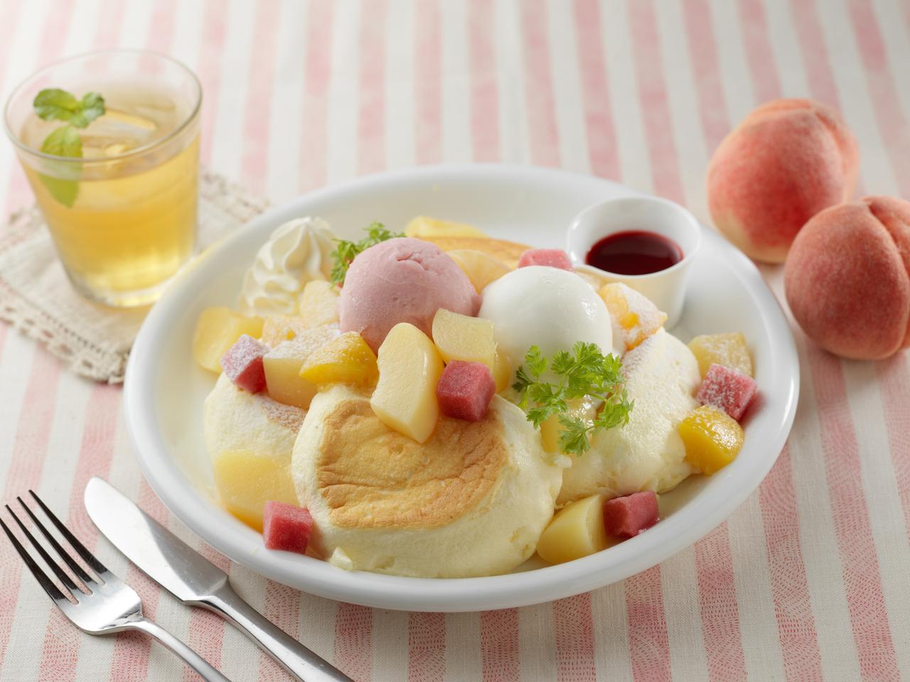 画像2: 旬の白桃をまるごと１個使ったパンケーキ「まるごと白桃レアチーズ」