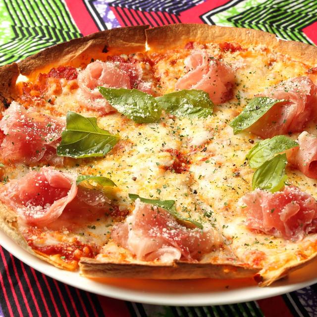 画像: 生ハムとモッツァレラチーズのピザ 950円 サクサク薄焼きクリスピー仕上げ