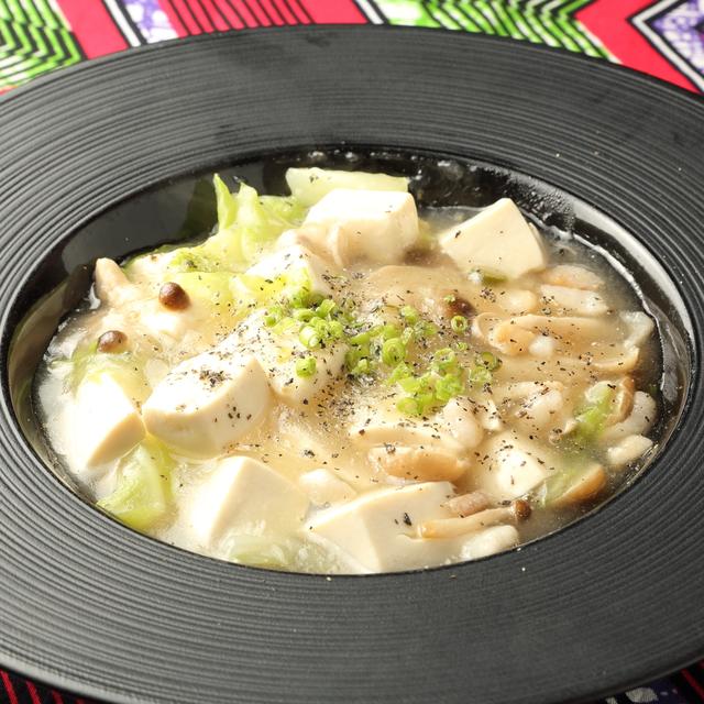 画像: 塩味の麻婆豆腐 850円 見た目は白く優しいが、びっくりするほど辛い一品