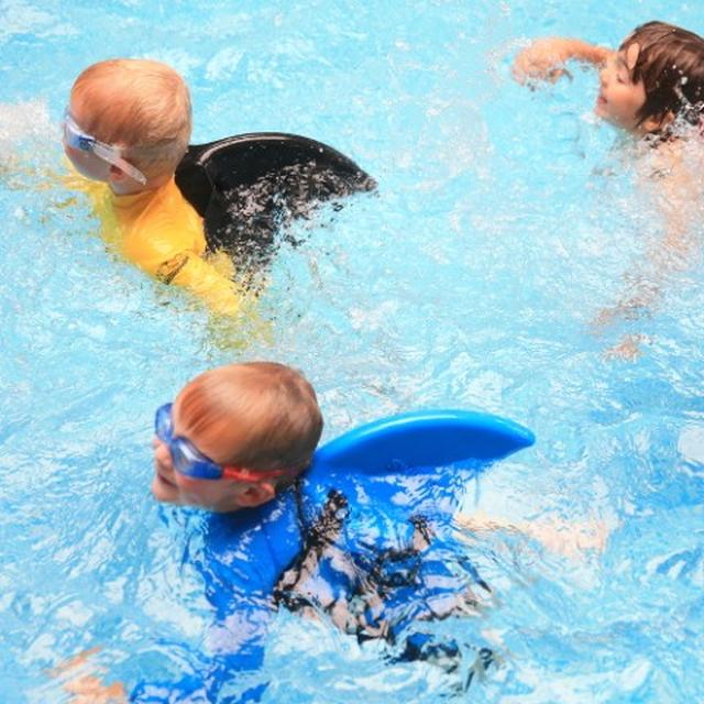 画像: 泳ぎの上達のための器具は確かに浮くけど、腕・腰回り・または足と、どこかに制限がかかりませんか?でもswimfinは背中に背負うから、腕・腰回り・足も動かせるんです。まるで浮き具を使っていない時と同じように!これがSwimfinを使うGood Point!