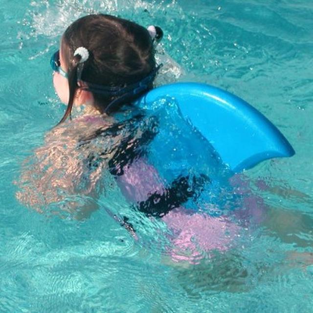 画像: サメになれる背びれ「スイムフィン」 / ヴィレヴァン通販