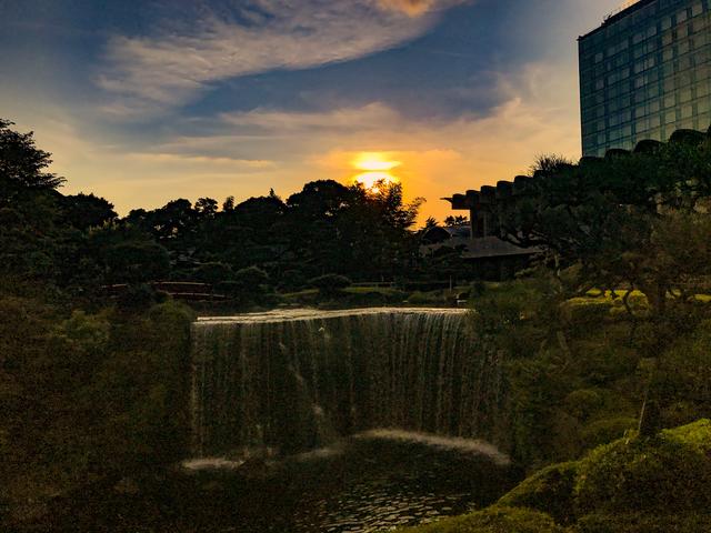 画像: 400年の歴史を誇る1万坪の日本庭園を眺めながら、上質な音楽とホテルこだわりの料理を楽しむ