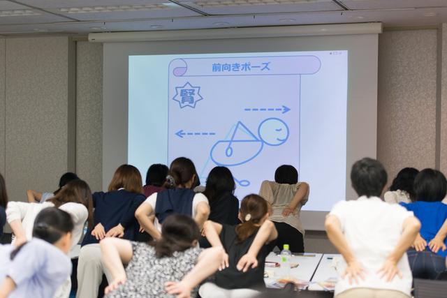 画像: 1.つま先まっすぐ前に、両手を腰骨のところにあてて、指先を下に向ける。 2.肩甲骨同士をぐーっと寄せるように動かし、上半身を少し倒す。 3.息を少し吸いながら、さらに肘と肘をくっつけるようにする。 POINT 肩甲骨に刺激を与えることで、血流が良くなり臓器が活性化。