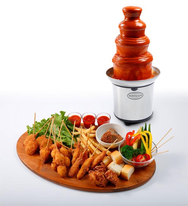 画像: 【カレーファウンテン】 チョコレートファウンテンならぬ、『激辛カレーファウンテン』が登場!串カツや野菜をカレーにディップして食べる新感覚な食べ物です。今回は激辛が大好きな皆さんのためにお好みで辛さ調節ができる3種の超激辛ソースもご用意しました。『激辛カレーファウンテン』これはインスタ映え間違いなしです! ※5台限定(1台あたり3人前)、1セット3,600円(税込)