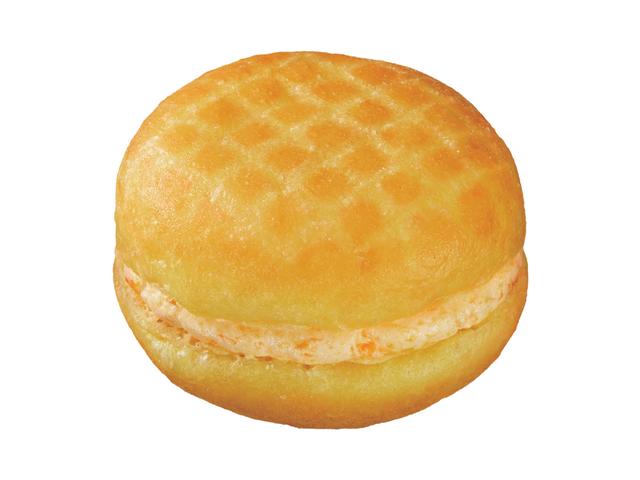 画像: ●りんごとにんじん(81円) かぼちゃパウダーを練りこんだイースト生地に、 りんごとにんじんの豆乳ホイップをサンドいたしました。