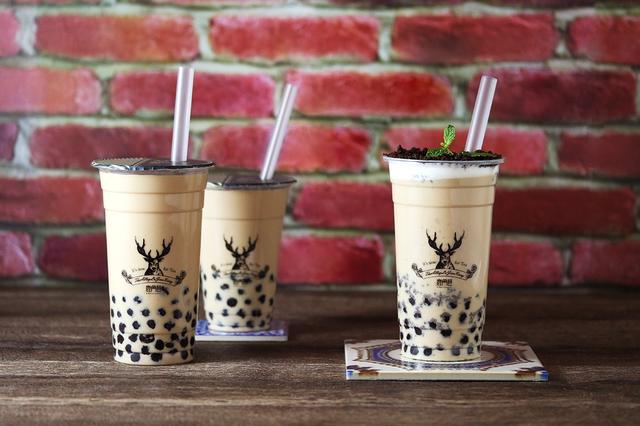画像: 盆栽タピオカミルクティー Mサイズ ¥600- 盆栽をモチーフに、遊び心溢れる名物ミルクティー。濃厚なアッサムミルクティーにココアチップをトッピングした、心も体も癒される一杯。
